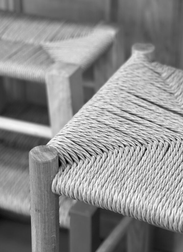 Ébénisterie. Tressage d'un tabouret